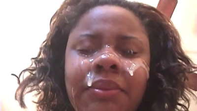 ጥቁር ብራዚላዊት ሴት የፊንጢጣ የግብረ ሥጋ ግንኙነት ከተፈጸመ በኋላ ፊቷ ላይ በትልቅ ዲክ ላይ ድቅን ብላለች።